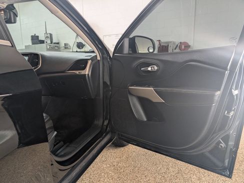 Used 2017 Jeep Cherokee Limited w/ Luxury Group image 23