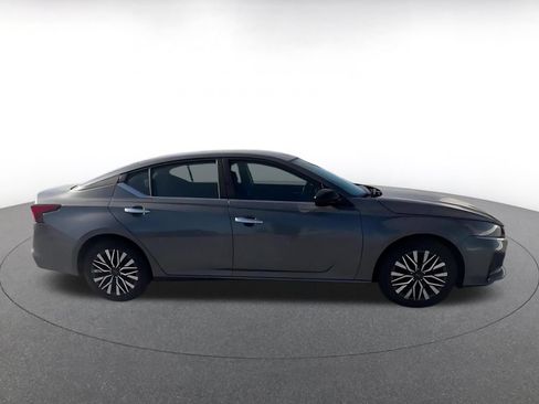 Used 2025 Nissan Altima 2.5 SV FWD image 14