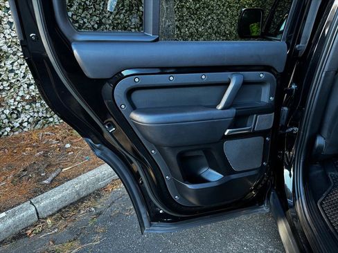 Used 2023 Land Rover Defender 110 V8 image 18