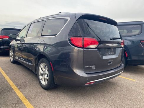 Used 2020 Chrysler Pacifica Touring-L FWD image 11