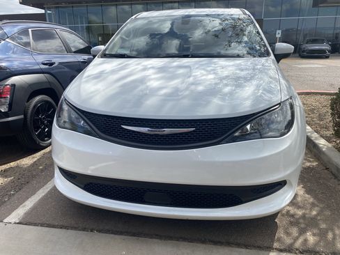 Used 2022 Chrysler Voyager LX FWD image 6