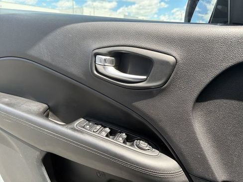 Used 2018 Jeep Compass Latitude FWD image 21