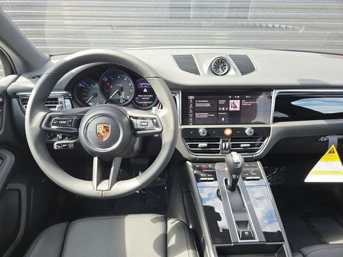 Certified 2026 Porsche Macan AWD/4WD image 8
