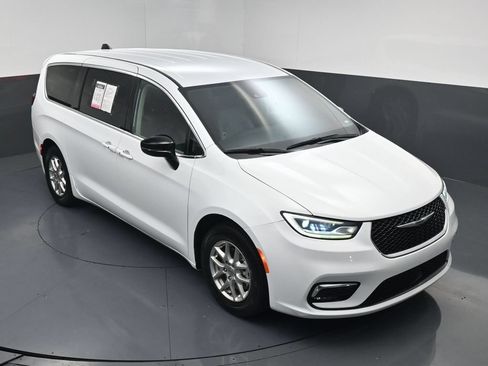 Used 2024 Chrysler Pacifica Touring-L FWD image 14