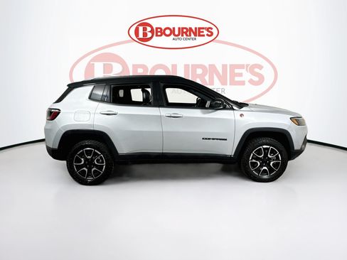 Used 2024 Jeep Compass Trailhawk AWD/4WD image 9