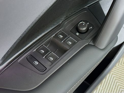 Used 2026 Volkswagen Tiguan SE R-Line image 17