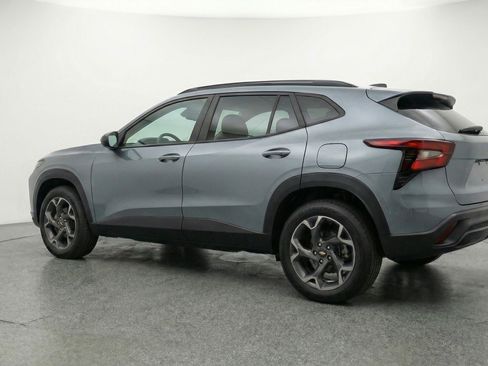 Used 2025 Chevrolet Trax LT FWD image 6