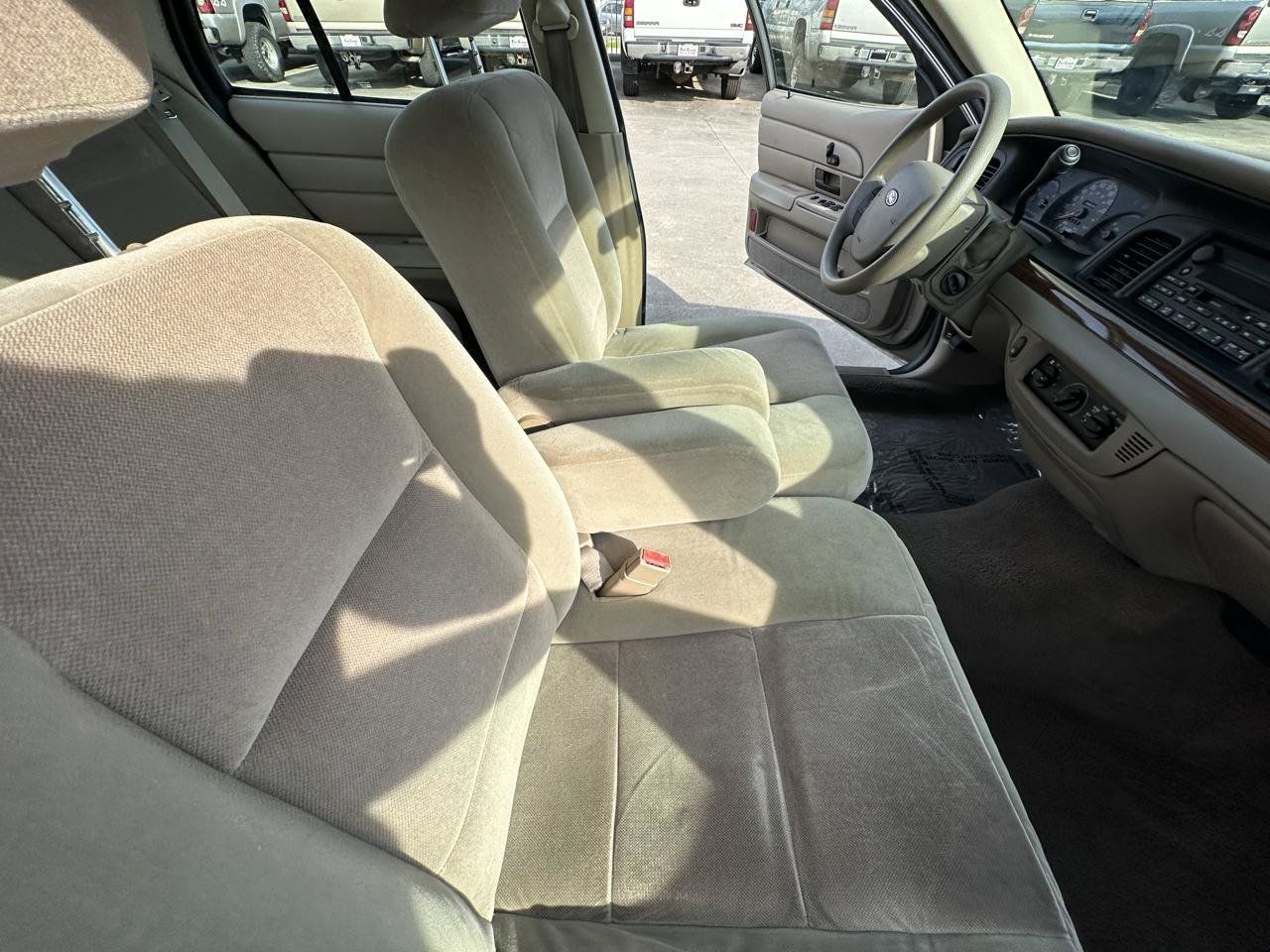 Used 2005 Ford Crown Victoria RWD image 36