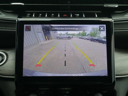 Used 2023 Jeep Grand Cherokee Limited AWD/4WD image 6