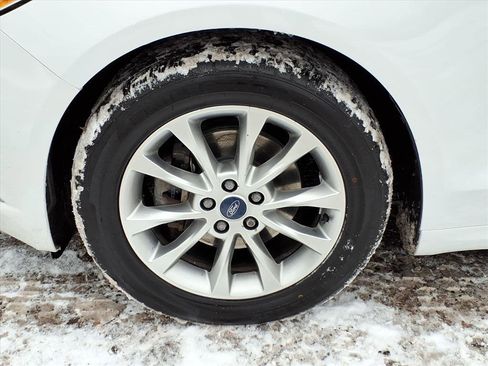 Used 2017 Ford Fusion SE w/ Fusion SE Technology Package image 9