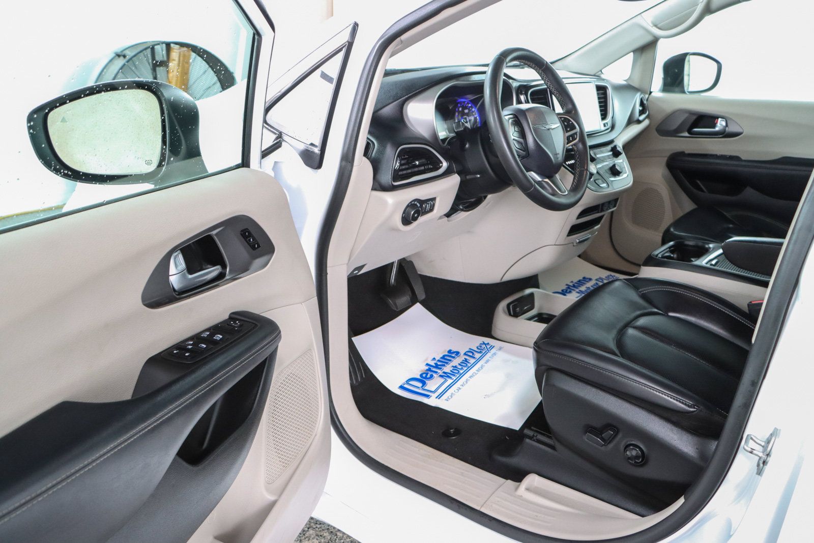 Used 2023 Chrysler Pacifica Touring-L FWD image 3