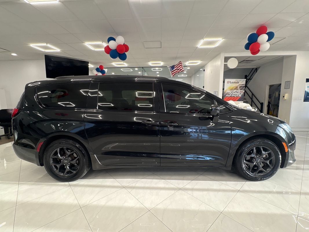 Used 2019 Chrysler Pacifica Touring-L Plus w/ Advanced Safetytec Group FWD image 5