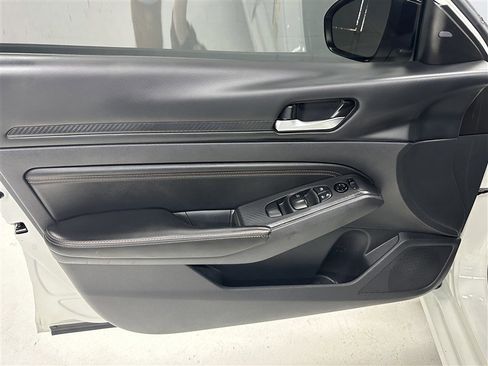 Used 2022 Nissan Altima 2.5 SR w/ Midnight Edition Package FWD image 18