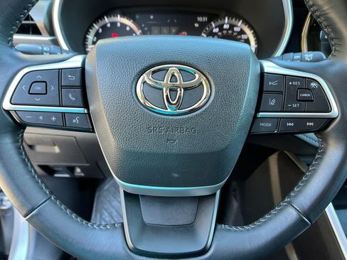 Used 2023 Toyota Highlander XLE image 14