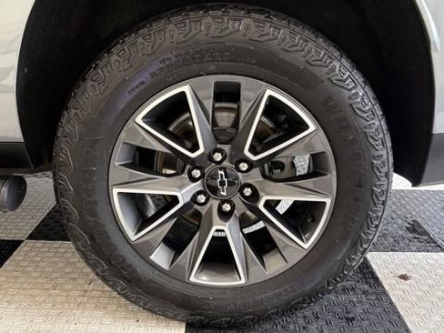 Used 2024 Chevrolet Suburban Z71 w/ Luxury Package image 12