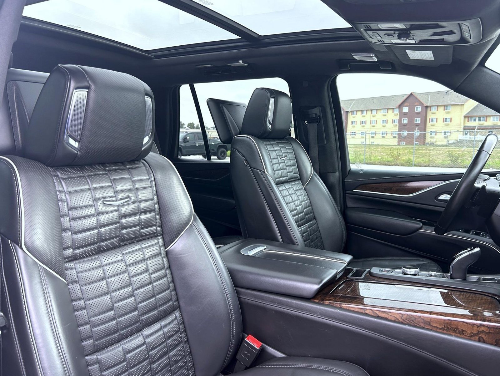 Used 2021 Cadillac Escalade Premium Luxury Platinum w/ Heavy-Duty Trailer Package AWD/4WD image 19