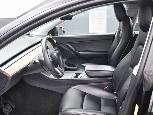 Used 2022 Tesla Model Y Long Range image 16