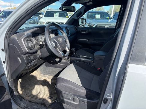 Used 2021 Toyota Tacoma TRD Sport w/ Technology Package AWD/4WD image 4
