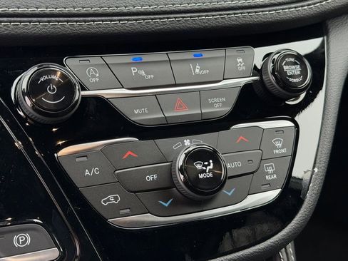 New 2026 Chrysler Pacifica Limited w/ Uconnect Theater Family Group image 21