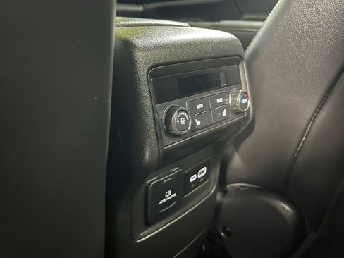 Certified 2023 GMC Acadia SLT w/ Preferred Package image 11