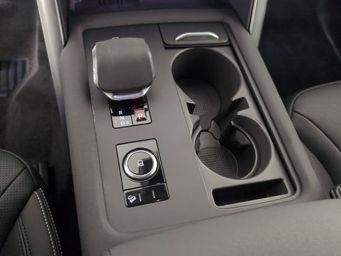 Used 2025 Land Rover Discovery S image 25