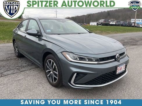 Used 2025 Volkswagen Jetta SE image 1