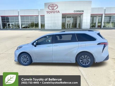 Used 2021 Toyota Sienna XLE w/ XLE Plus Package image 17