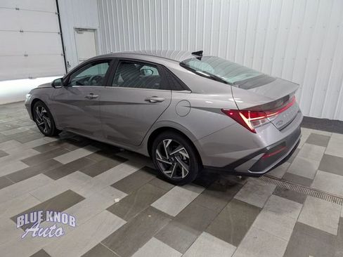 Used 2024 Hyundai Elantra SEL w/ Convenience Package FWD image 2