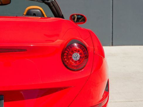 Used 2017 Ferrari California T image 45