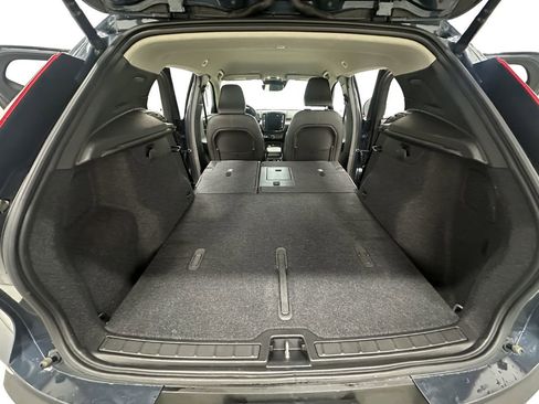 Used 2021 Volvo XC40 T5 Momentum image 14