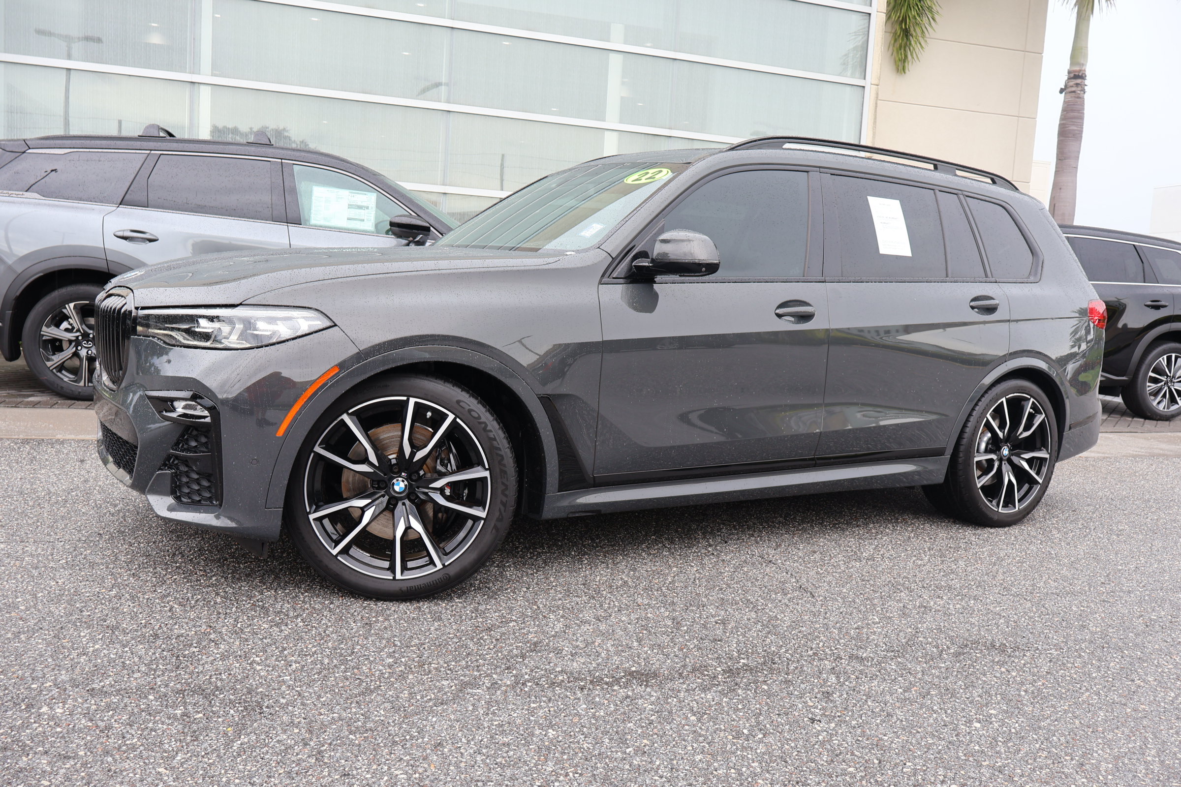 Used 2022 BMW X7 xDrive40i w/ M Sport Package AWD/4WD image 1