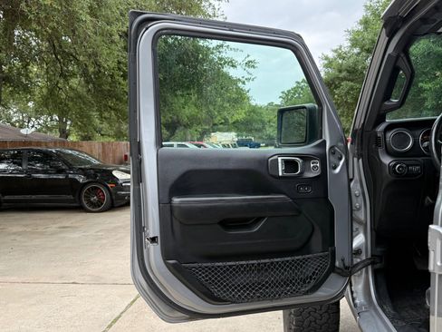 Used 2018 Jeep Wrangler Unlimited Sahara AWD/4WD image 19