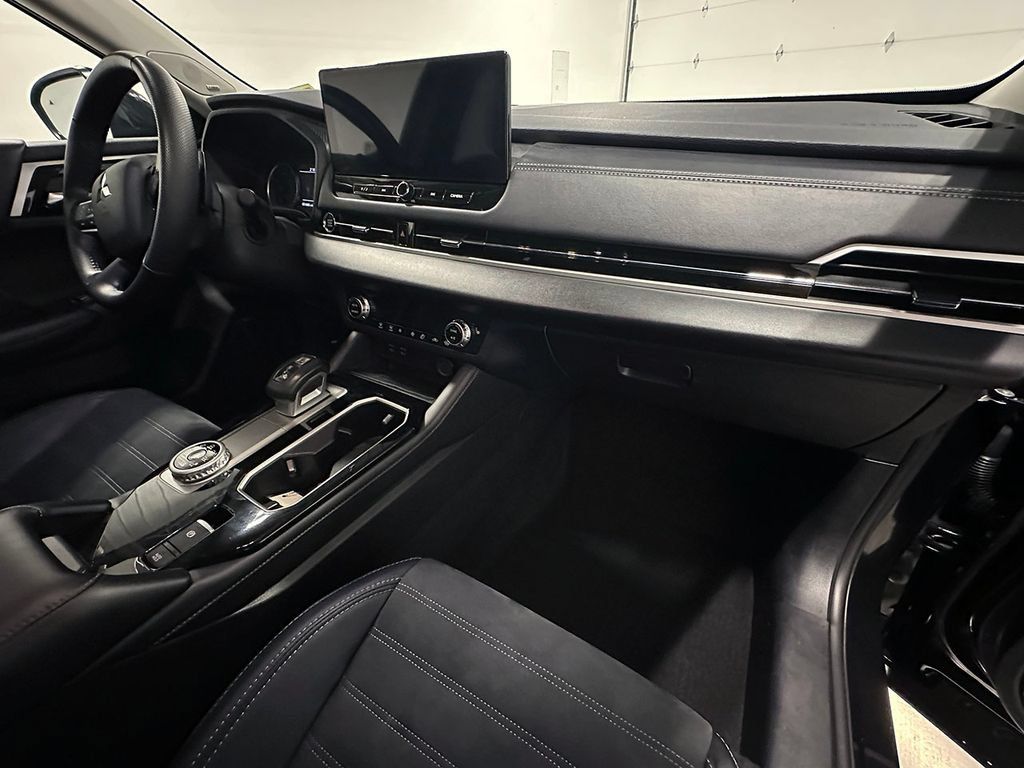 Used 2025 Mitsubishi Outlander AWD image 28