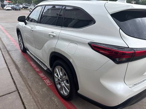 Used 2021 Toyota Highlander Limited FWD image 5