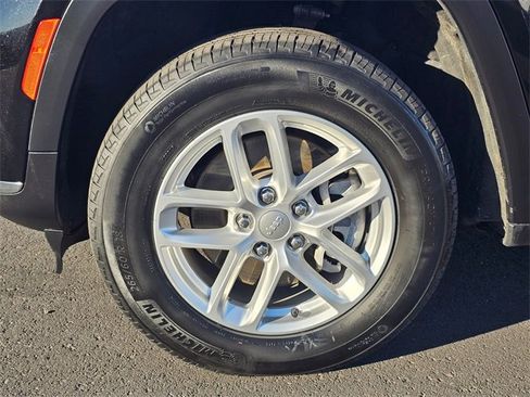 Used 2023 Jeep Grand Cherokee L Laredo image 8