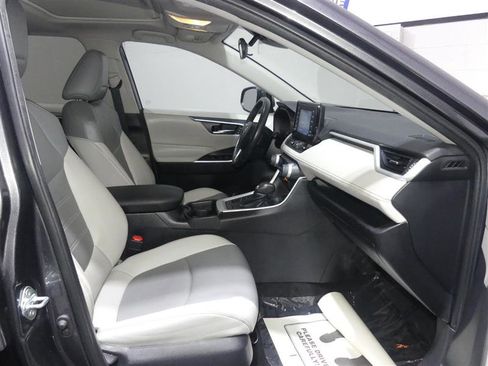Used 2019 Toyota RAV4 XLE Premium image 23