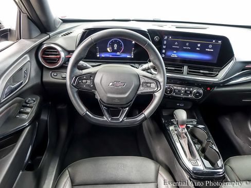 Used 2025 Chevrolet Trax RS FWD image 12