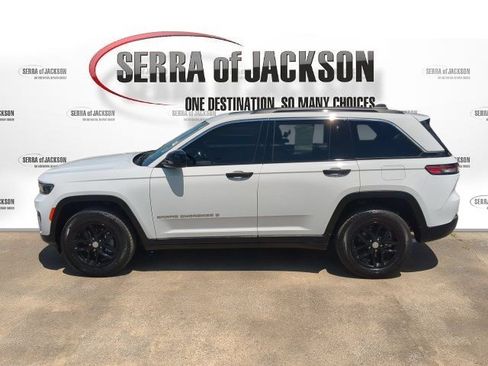 Used 2024 Jeep Grand Cherokee Laredo X w/ Luxury Tech Group I AWD/4WD image 6
