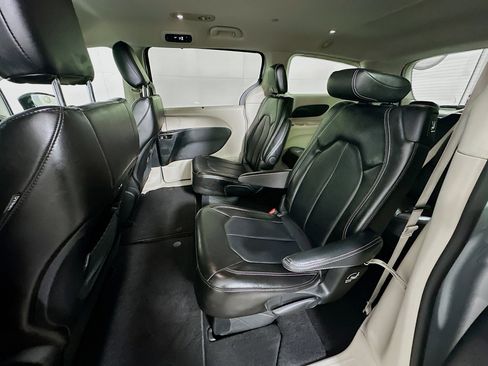 Used 2024 Chrysler Pacifica Touring-L image 29