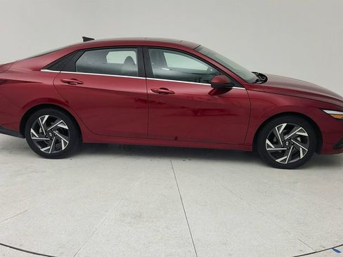 Used 2025 Hyundai Elantra SEL FWD image 8