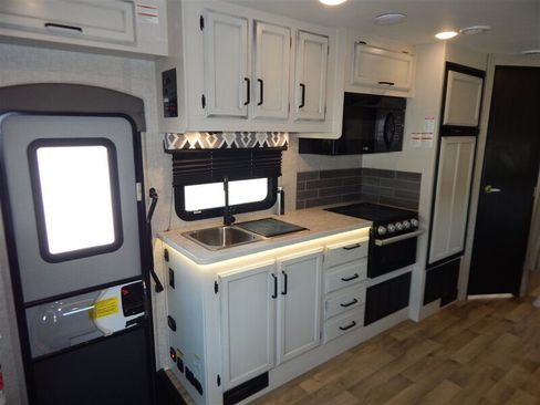 Used 2022 Ford E-450 and Econoline 450 Super Duty w/ Motorhome Prep Package RWD image 32