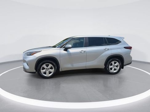 Used 2024 Toyota Highlander LE AWD/4WD image 4