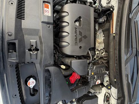 Used 2015 Mitsubishi Outlander SE image 29