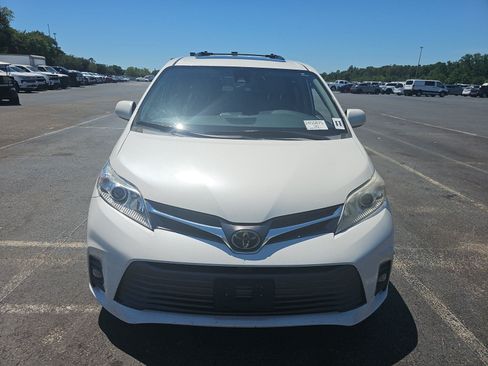 Used 2020 Toyota Sienna XLE w/ XLE Navigation Package FWD image 2