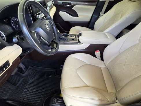 Certified 2021 Toyota Highlander Platinum FWD image 6