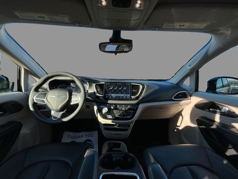 Used 2024 Chrysler Pacifica Select image 20