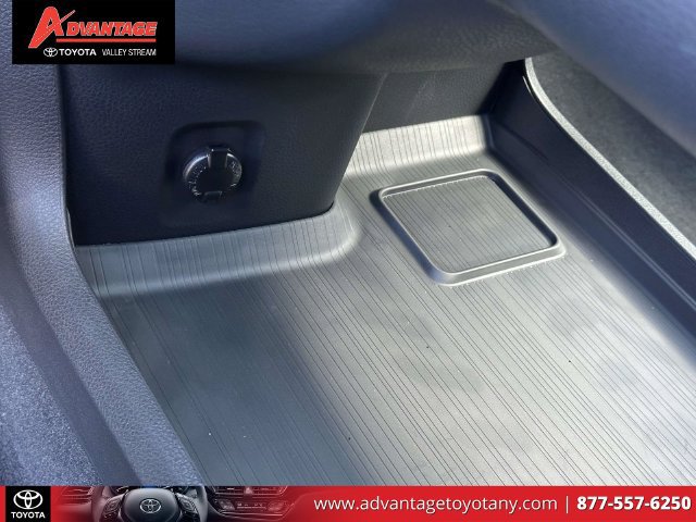 Used 2026 Toyota Sienna XSE FWD image 38