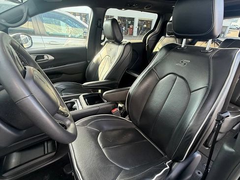 Used 2025 Chrysler Pacifica Limited FWD image 6