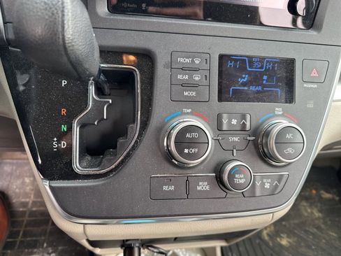 Used 2015 Toyota Sienna LE image 22