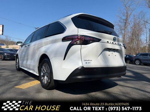 Used 2025 Toyota Sienna XLE FWD image 11